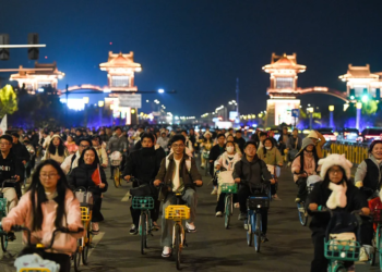Chinese Authorities on Alert as Thousands of College Students Cycle at Night