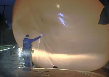 In an unusual encounter just outside Cleveland, a Bay Village police officer found himself in an unexpected “battle” with a giant inflatable pumpkin that had blown into the middle of the road. The incident, caught on dashcam footage, shows the officer attempting to clear the roadway when gusty winds turned the massive pumpkin into a formidable, rolling obstacle.