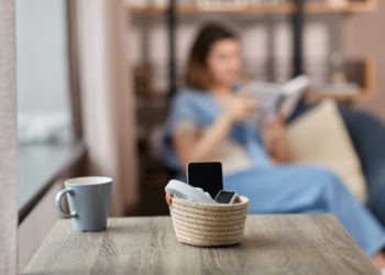Chinese woman wins $1300 by spending eight hours without using her phone