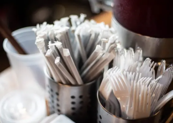Trump declares "back to plastic," bans paper straws in Federal agencies