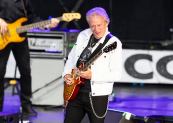 Former Eagles guitarist Don Felder rushed offstage due to medical emergency