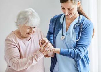 Expert warns of overlooked dementia symptom seen while walking