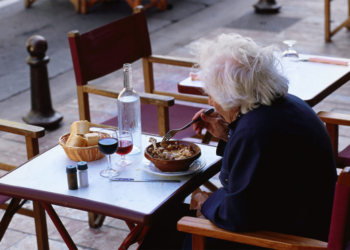 US happiness declines as more Americans dine alone: Report