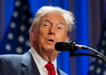 entry to US after officials find ‘hateful’ texts about Trump on his phone