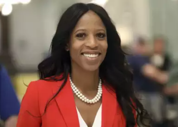 Mia Love, first Black Republican woman in Congress, dies at 49 after battle with brain cancer