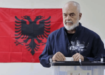 Watch: Albanian PM Edi Rama kneels to greet Italian PM Giorgia Meloni at EU summit in Tirana