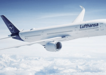 Lufthansa flight flew 10 minutes without pilot after co-pilot fainted