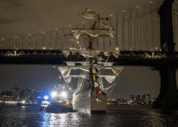 Mexican Navy ship hits New York's Brooklyn Bridge, 2 dead