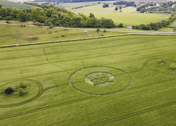 Bizarre crop circles appear in world-famous UFO hotspots within 4 days—is this a sign?