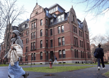 Harvard’s foreign students can stay if they meet 6 conditions in 3 days