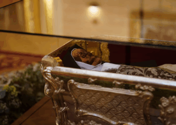 Centuries-old saint’s body draws massive crowds in Spain