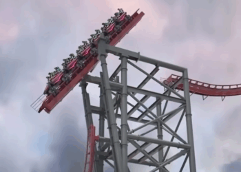 Riders Left Hanging as Ohio Rollercoaster, Siren’s Curse, Stalls Mid-Air