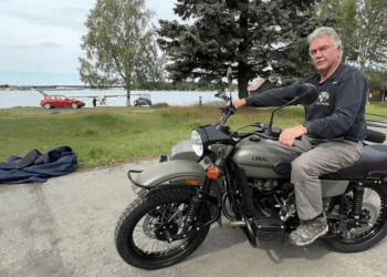 Putin Gifts a Soviet-era Ural Motorcycle To Alaskan Biker at AnchoraPutin Gifts a Soviet-era Ural Motorcycle To Alaskan Biker at Anchorage Summitge Summit