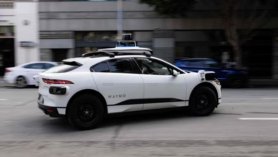 A Baby Was Just Born in a Self-Driving Waymo Taxi, And It Shows How Fast the Robotaxi Era Is Changing