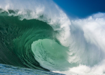 A Mysterious 130-Foot Wave Keeps Erupting At a Secret Ocean Location: What’s Happening