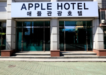 Why Apple Is Stationing Top Executives in South Korean Hotels Amid RAM Shortage War