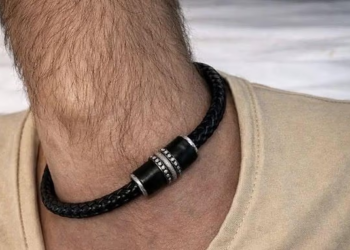 A new optical illusion is doing the rounds on the internet, leaving netizens stumped. The photo is of a man, and people are having a hard time figuring out what they are seeing. It is a close-up of some body part and shows a black leather jewellery around the body part. The other two colours visible in the photo are beige and white. Take a look at the photo above and see if you can tell which body part it is.