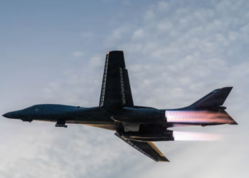 US B-1 Lancer Bomber Lands in UK as Iran War Tensions Escalate