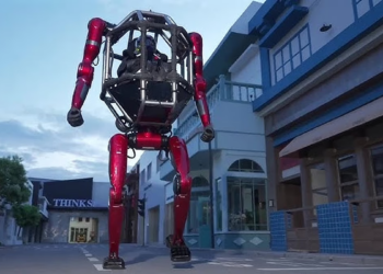 Watch: China Unveils Giant Pilotable ‘Mecha Robot’ That Walks, Transforms and Smashes Walls