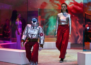 Robots Need Clothes Too: Humanoid Robots Join Human Models at Seoul Fashion Show