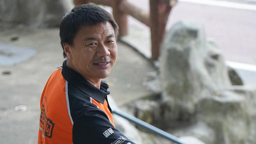 Chinese food delivery rider Wang Jibing has won the Lu Xun Literary Prize for his poetry collection Low Flight, inspired by the lives of gig workers.