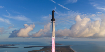 Mysterious Blue Streak Spotted During SpaceX Starship Flight 14 Sparks UFO Theories