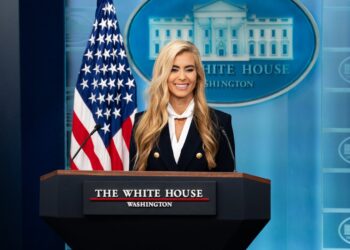 Katie Zacharia speaking at the White House briefing room podium
