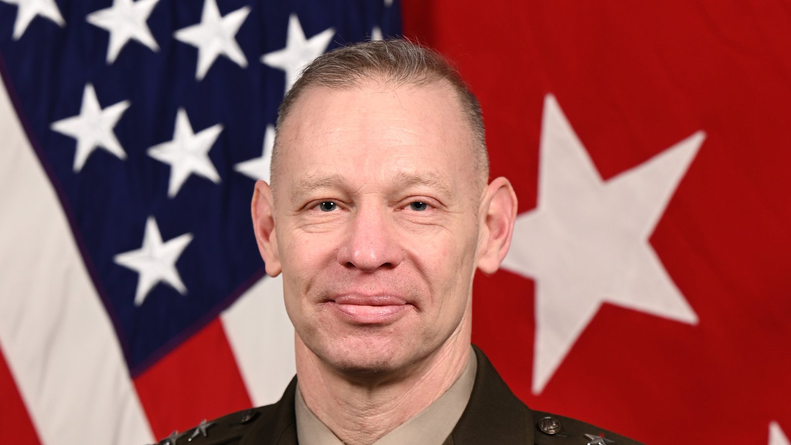 Lt. Gen. Brett Sylvia in Army dress uniform in his official portrait, in front of a US flag and a red general's flag